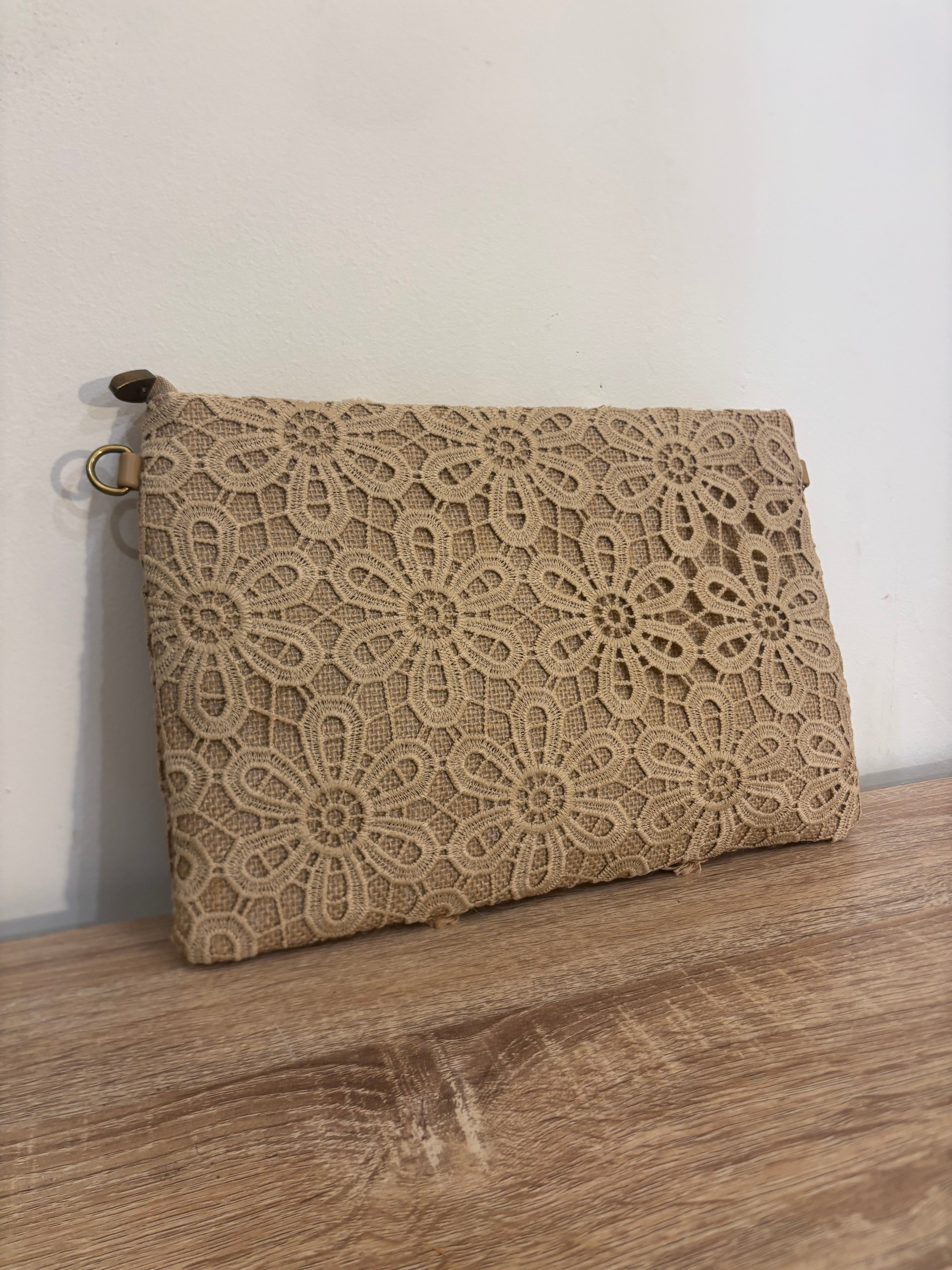 Pochette brodé LINE – La Boutique 83470