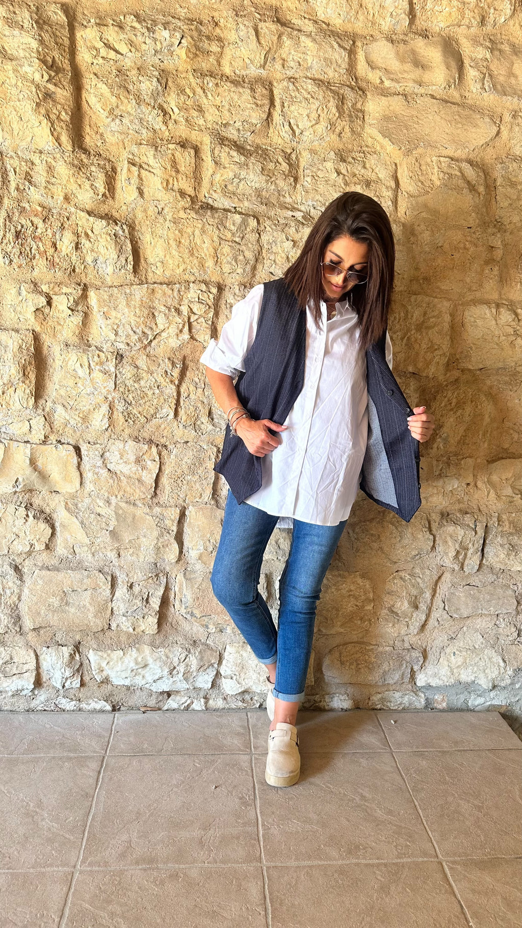Chemise blanche, grande taille en coton. La Boutique 83470. ￼